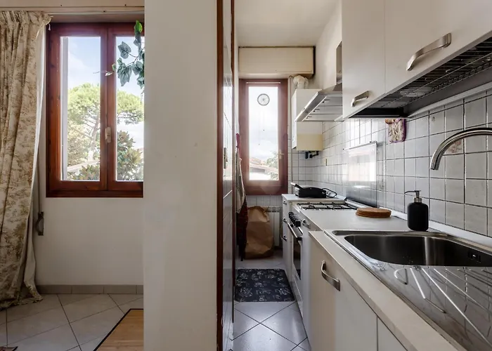 Guesthost - Bright With Parking Near *