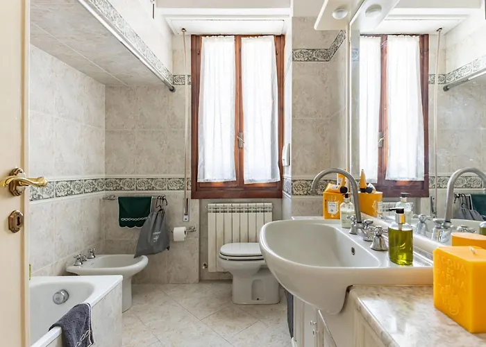 Guesthost - Bright With Parking Near Apartman *