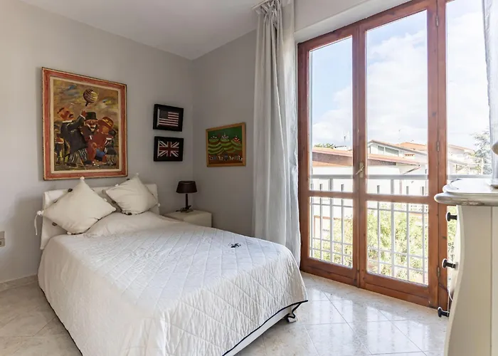 Guesthost - Bright With Parking Near