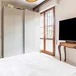Apartment Guesthost - Bright With Parking Near *