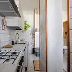 Guesthost - Bright With Parking Near Apartment *