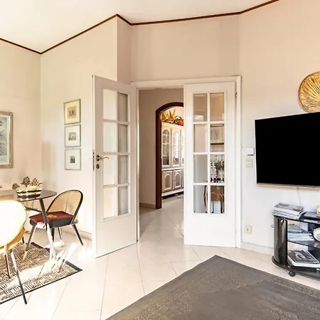 Guesthost - Bright With Parking Near Apartment Viareggio