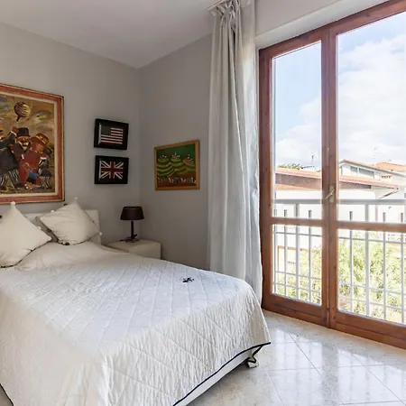 Guesthost - Bright With Parking Near