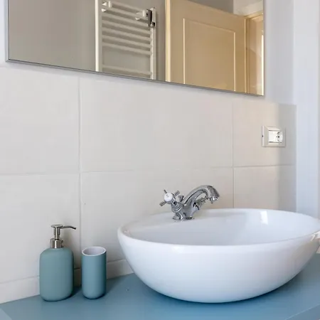 Guesthost - Bright With Parking Near Appartement Viareggio