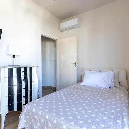 Guesthost - Bright With Parking Near Appartement