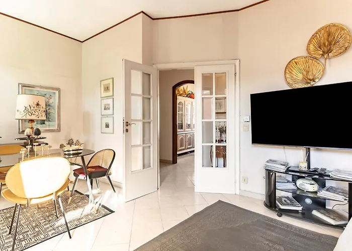 Guesthost - Bright With Parking Near Appartement Viareggio