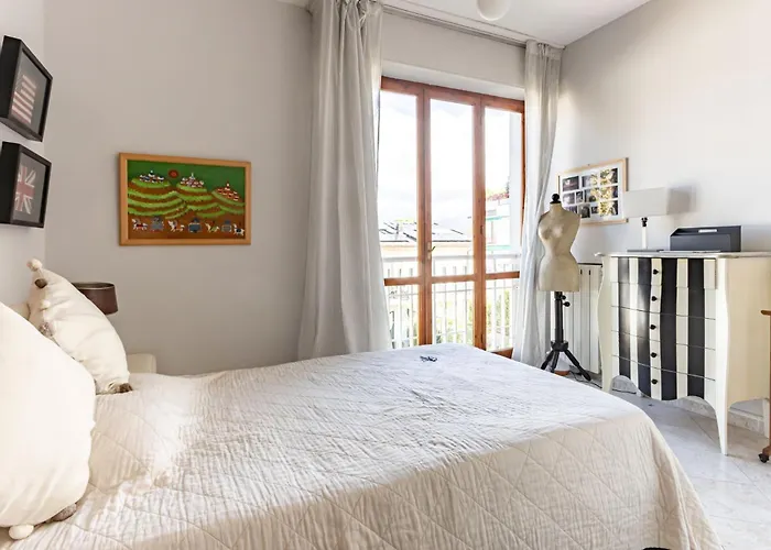 Guesthost - Bright With Parking Near